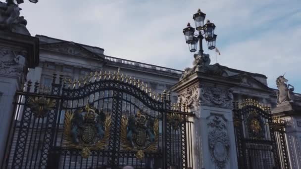 Buckingham Sarayı Londra güneşli bir günde - Londra, İngiltere - 16 Aralık 2018 — Stok video