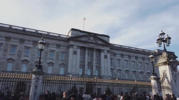 Buckinghamský palác v Londýně na slunečný den - Londýn, Anglie - 16 prosince 2018 — Stock video