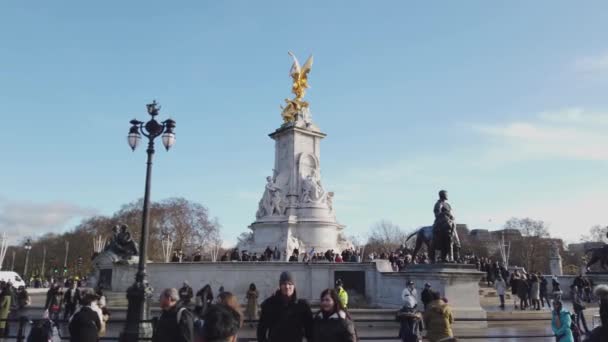 Victoria emlékmű szökőkút a Buckingham-palota London - London, Anglia - 2018. December 16. — Stock videók