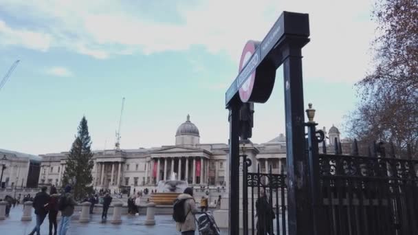 Stanice metra Charing Cross na Trafalgar Square v Londýně - Londýn, Anglie - 16 prosince 2018 — Stock video