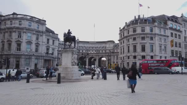 Admiralty Arch in London at The Mall - LONDON, ENGLAND - DECEMBER 16, 2018 — Stock Video