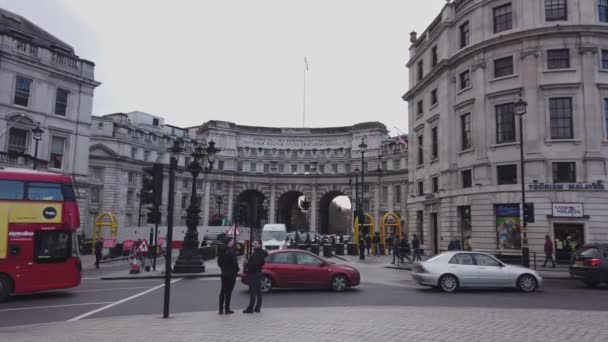 Almirantado Arco em Londres no The Mall - LONDRES, ENGLÂNDIA - 16 DE DEZEMBRO DE 2018 — Vídeo de Stock