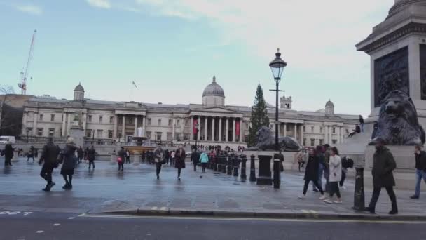 Posto popolare a Londra la Trafalgar Square - LONDRA, INGHILTERRA - 16 DICEMBRE 2018 — Video Stock