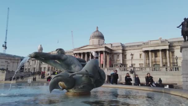 2018 年 12 月 16 日 - ロンドン、イギリス - ロンドンのトラファルガー広場の噴水 — ストック動画