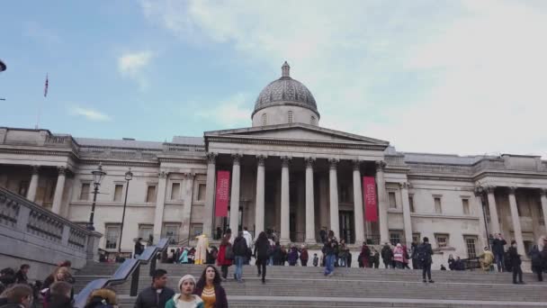 Famous National Gallery at Trafalgar Square in London - LONDON, ENGLAND - DECEMBER 16, 2018 — Stock Video