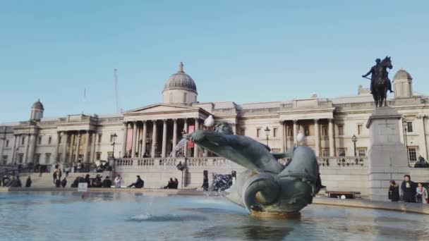 Trafalgar Square in London steadicam shot - LONDON, ENGLAND - 16 ДЕКАБРЯ 2018 — стоковое видео