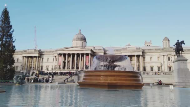 Las fuentes en Trafalgar Square en Londres - LONDRES, INGLATERRA - 16 DE DICIEMBRE DE 2018 — Vídeo de stock