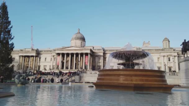 The fountains at Trafalgar Square in London - LONDON, ENGLAND - DECEMBER 16, 2018 — Stock Video