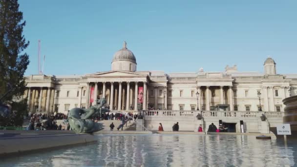 Famosa Galería Nacional en Trafalgar Square en Londres - LONDRES, INGLATERRA - 16 DE DICIEMBRE DE 2018 — Vídeo de stock