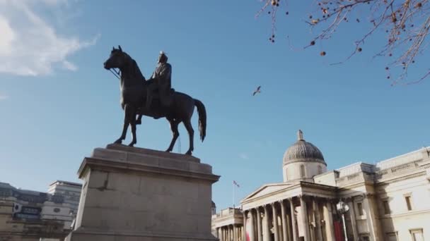 Standbeeld op Trafalgar Square in Londen - Londen, Engeland - December 16, 2018 — Stockvideo