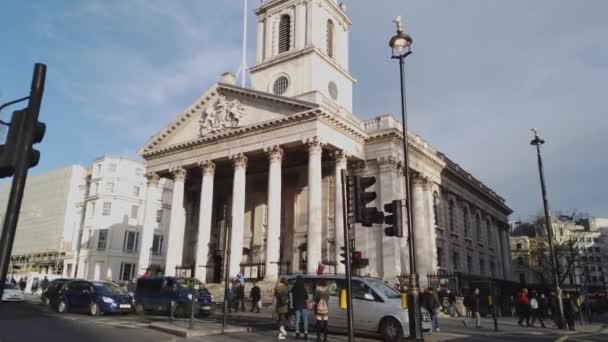 伦敦菲尔兹教堂的圣马丁教堂----英国伦敦----2018年12月16日 — 图库视频影像