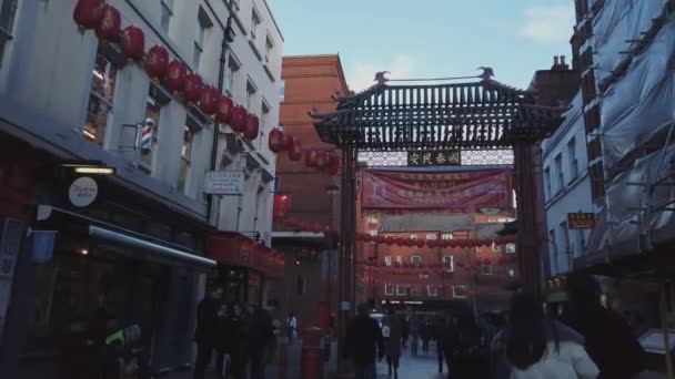 Gate to London Chinatown at west end - ЛОНДОН, Англия - 16 ДЕКАБРЯ 2018 — стоковое видео