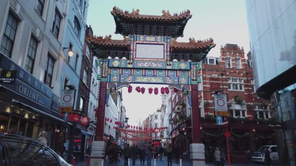 Hermosa puerta al distrito de Chinatown en Londres - LONDRES, INGLATERRA - 16 DE DICIEMBRE DE 2018 — Vídeos de Stock