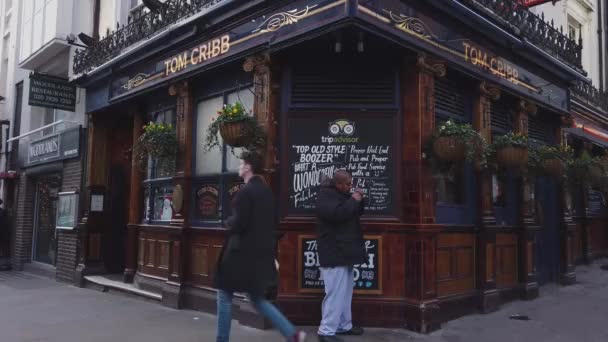 Original brittisk Pub i London west end - London, England - 16 December 2018 — Stockvideo