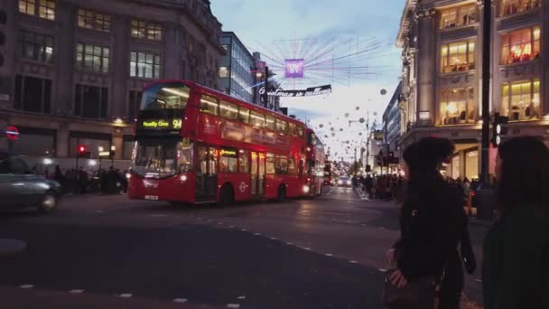 Χριστούγεννα καλώντας στην Oxford Street του Λονδίνου - Λονδίνο, Αγγλία - 16 Δεκεμβρίου 2018 — Αρχείο Βίντεο