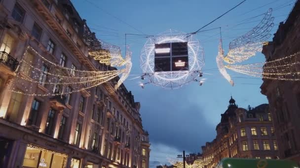 London at Christmas time is wonderful place with its street decoration - LONDON, ENGLAND - DECEMBER 16, 2018 — Stock Video