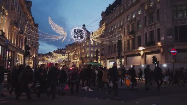 圣诞节期间的伦敦是一个很好的地方, 它的街道装饰--英国伦敦--2018年12月16日 — 图库视频影像
