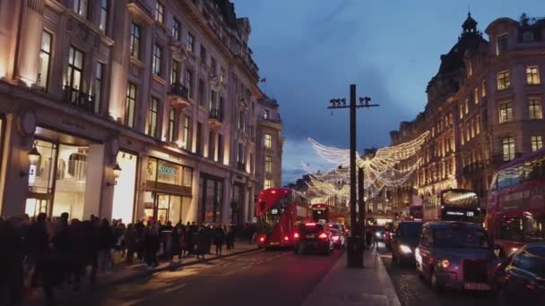 Noel zamanda Londra harika sokak dekorasyonunda - Londra, İngiltere - 16 Aralık 2018 yer — Stok video