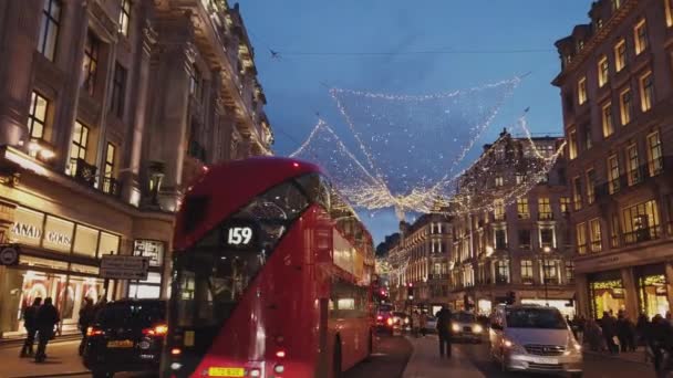 Londýn v době Vánoc je nádherné místo s jeho pouliční dekorace - Londýn, Anglie - 16 prosince 2018 — Stock video