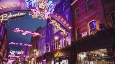 Noel'de Carnaby Street Londra - Londra, İngiltere - 16 Aralık 2018 Bohemian Rhapsody