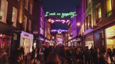 Renkli Carnaby Street Londra Noel zamanda - Londra, İngiltere - 16 Aralık 2018