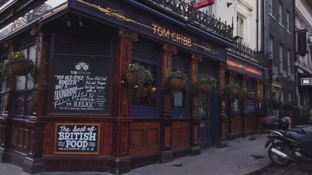 Oryginalny brytyjski Pub w west end - Londyn, Anglia - 16 grudnia 2018 r. — Wideo stockowe
