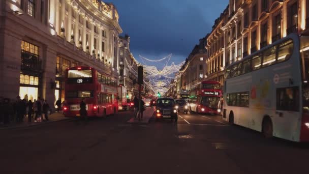 Londres en Navidad es un lugar maravilloso con su decoración callejera - LONDRES, INGLATERRA - 16 DE DICIEMBRE DE 2018 — Vídeos de Stock