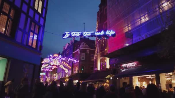 Colorida Carnaby Street en Londres en Navidad - LONDRES, INGLATERRA - 16 DE DICIEMBRE DE 2018 — Vídeos de Stock