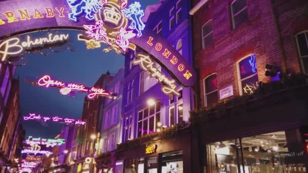 Bohemian Rhapsody zu Weihnachten in der carnaby street london - london, england - December 16, 2018 — Stockvideo