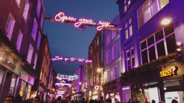 Colorido Carnaby Street em Londres no Natal - LONDRES, ENGLÂNDIA - 16 DE DEZEMBRO DE 2018 — Vídeo de Stock