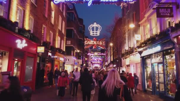 Bohemian Rhapsody en Navidad en Carnaby Street Londres - LONDRES, INGLATERRA - 16 DE DICIEMBRE DE 2018 — Vídeo de stock