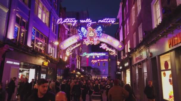 Färgglada Carnaby Street i London i juletid - London, England - 16 December 2018 — Stockvideo