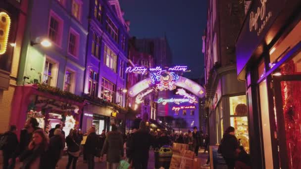 Navidad en Carnaby Street en Londres es una experiencia colorida - LONDRES, INGLATERRA - 16 DE DICIEMBRE DE 2018 — Vídeos de Stock