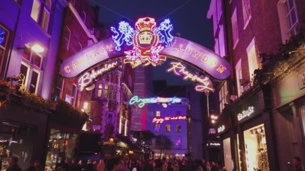 Barevné Carnaby Street v Londýně v době Vánoc - Londýn, Anglie - 16 prosince 2018 — Stock video