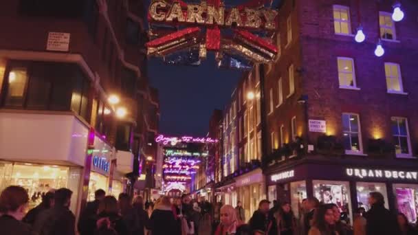 Święta Bożego Narodzenia ozdoba słynnego Carnaby street - Londyn, Anglia - 16 grudnia 2018 r. — Wideo stockowe