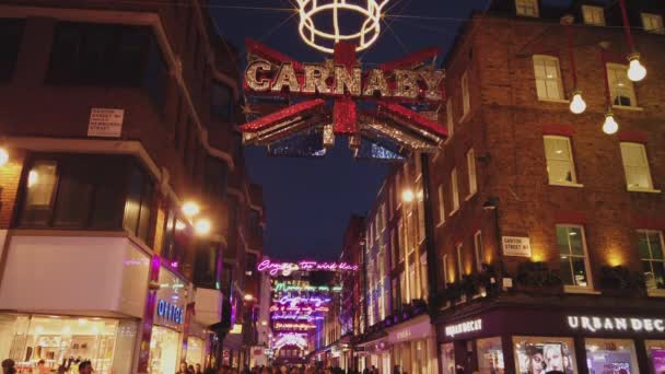 Colorida Carnaby Street en Londres en Navidad - LONDRES, INGLATERRA - 16 DE DICIEMBRE DE 2018 — Vídeos de Stock