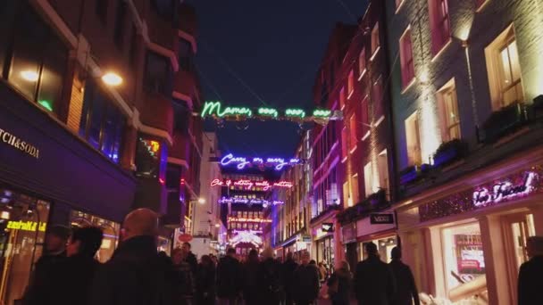 Navidad en Carnaby Street en Londres es una experiencia colorida - LONDRES, INGLATERRA - 16 DE DICIEMBRE DE 2018 — Vídeos de Stock