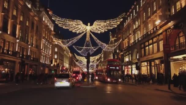 Navidad en Londres Regent Street con sus maravillosos ángeles de la Luz - LONDRES, INGLATERRA - 16 DE DICIEMBRE DE 2018 — Vídeo de stock