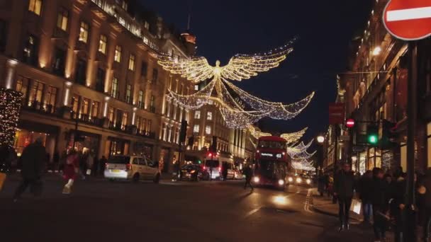 Natal em Londres Regent Street com seus maravilhosos anjos da Luz - LONDRES, INGLÊS - 16 DE DEZEMBRO DE 2018 — Vídeo de Stock