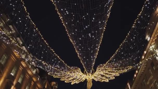 Jul på London Regent Street med dess underbara änglar av ljus - London, England - 16 December 2018 — Stockvideo