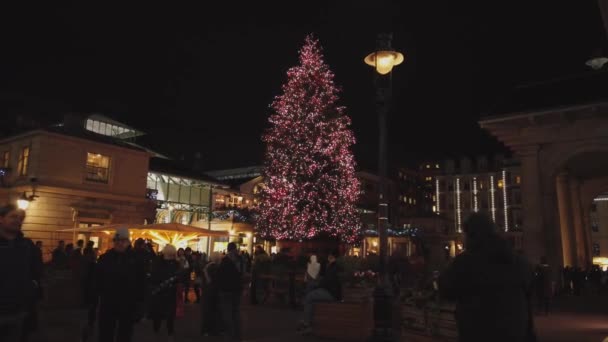 Vánoční strom na Covent Garden v Londýně - Londýn, Anglie - 16 prosince 2018 — Stock video