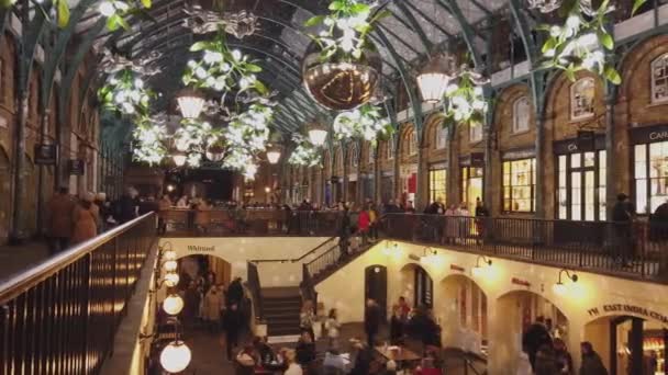 Belle décoration de Noël à Covent Garden à Londres - LONDRES, ANGLETERRE - 16 DÉCEMBRE 2018 — Video