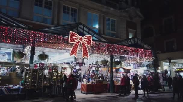 Hermosa decoración navideña en Covent Garden en Londres - LONDRES, INGLATERRA - 16 DE DICIEMBRE DE 2018 — Vídeos de Stock