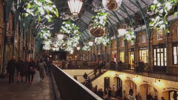 Navidad en Covent Garden London - LONDRES, INGLATERRA - 16 DE DICIEMBRE DE 2018 — Vídeo de stock