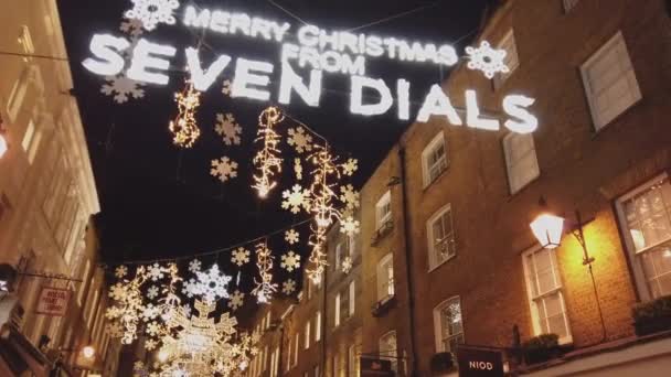 Impressionante decoração de luz de Natal no Seven Dials em Londres - LONDRES, ENGLÂNDIA - DEZEMBRO 16, 2018 — Vídeo de Stock