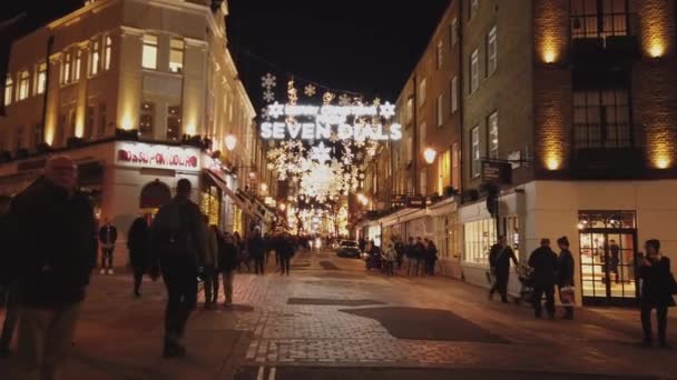 การตกแต่งแสงคริสต์มาสที่น่ากลัวที่ Seven Dials ในลอนดอน - ลอนดอน, อังกฤษ - 16 ธันวาคม 2018 — วีดีโอสต็อก