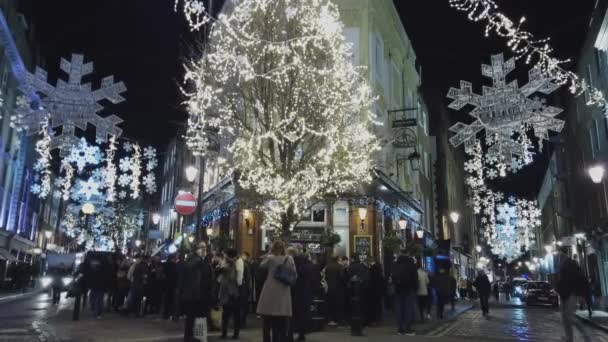 Awesome jul ljus dekoration på Seven Dials i London - London, England - 16 December 2018 — Stockvideo