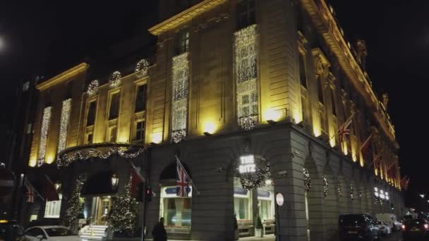 Famous Ritz Hotel London by night - LONDON, ENGLAND - DECEMBER 16, 2018 — Stock Video