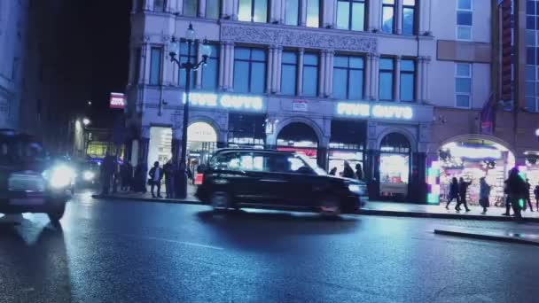 London Taxis fahren nachts vorbei - london, england - December 16, 2018 — Stockvideo