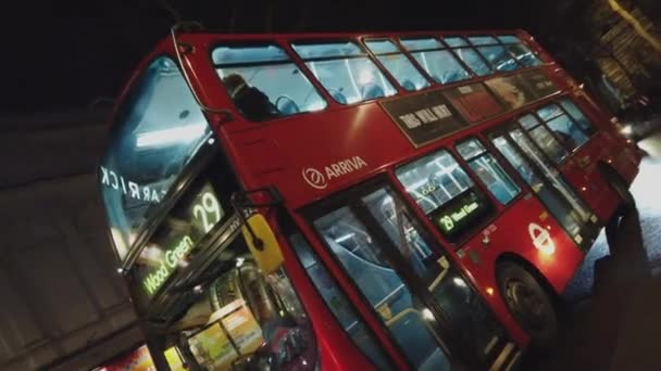 Típico para ônibus vermelho de Londres dirigindo à noite - LONDRES, ENGLÂNDIA - DEZEMBRO 16, 2018 — Vídeo de Stock
